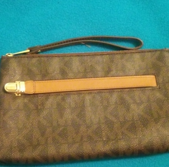 Michael Kors Handbags - Michael Kors Clutch Michael Kors Handbags - Michael Kors Clutch